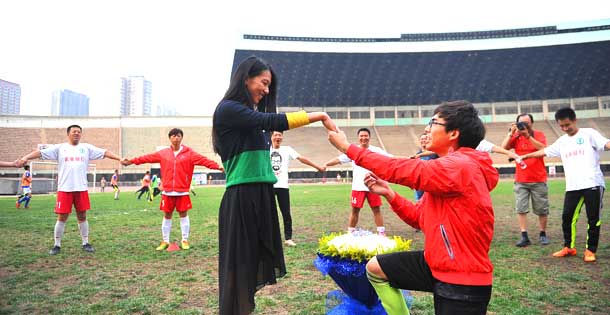 山西体育场惊现温馨一幕：守门员赛场求婚